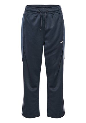 Granatowe spodnie sportowe z jasnoniebieskimi paskami po bokach, elastycznym pasem, sznurkiem i małym białym logo "hummel" na prawym udzie.