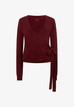 Bordeauxrotes, langärmeliges Wickeloberteil mit V-Ausschnitt, Taillendetail zum Binden, glatter Textur und figurbetontem Design. Der Stoff wirkt weich und elastisch.