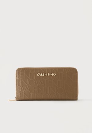 Braune Geldbörse mit Reißverschluss, mit geprägtem ""VALENTINO""-Text und goldfarbenem ""VALENTINO""-Logo auf der Vorderseite, vor weißem Hintergrund fotografiert.