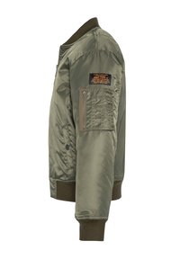Olivgrüne Bomberjacke mit einem gerippten Kragen und Bündchen, ausgestattet mit einer Brusttasche und einem gestickten Etikett am Ärmel. Glattes, glänzendes Material.