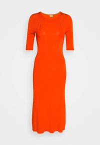 Robe ajustée orange vif longueur genou avec manches courtes et col rond, présentée sur un fond uni.