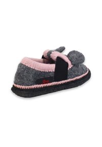 Pantufla gris con acentos rosas, con forma redondeada, superficie texturizada, suela negra y un detalle decorativo de nudo en la tira.