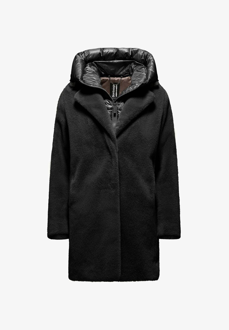 Cappotto nero con uno strato esterno peloso e testurizzato e uno strato interno trapuntato e isolato. Presenta un cappuccio e una chiusura a zip nascosta.