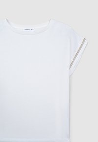 T-shirt bianco a maniche corte in cotone, con scollatura rotonda e una striscia dorata decorativa sulla manica.