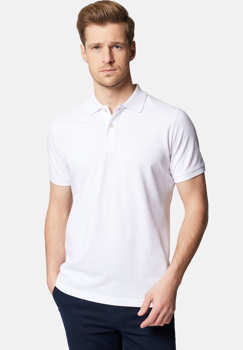Biała koszulka polo z krótkim rękawem, z zapięciem na dwa guziki, wykonana z bawełny, z klasycznym kołnierzykiem i gładką fakturą.