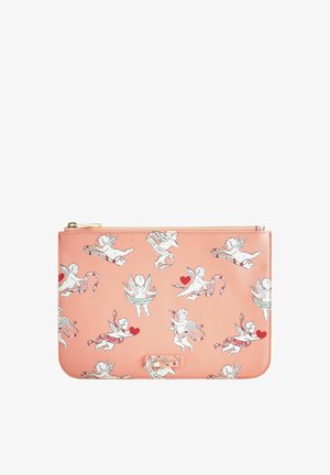 Barack színű, cipzáras clutch táska, amelyen szárnyas kisangyalok, szalagokat és szíveket tartanak a nyomtatott minta ismétlődik. Texturált szintetikus anyagból készült.