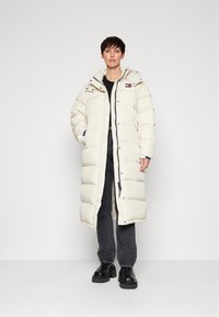 Tommy Jeans ALASKA LONG PUFFER - Piumino lungo - beige