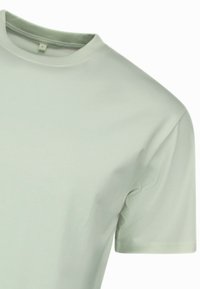 Lichtgroen T-shirt met korte mouwen van zachte stof. Heeft een ronde hals en een gladde textuur, zonder zichtbare patronen of accenten.