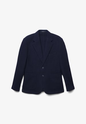 Marineblaues Herrenblazer mit zwei Fronttaschen, zwei Knöpfen, Reverskragen und einer Brusttasche, flach auf einem weißen Hintergrund ausgelegt.