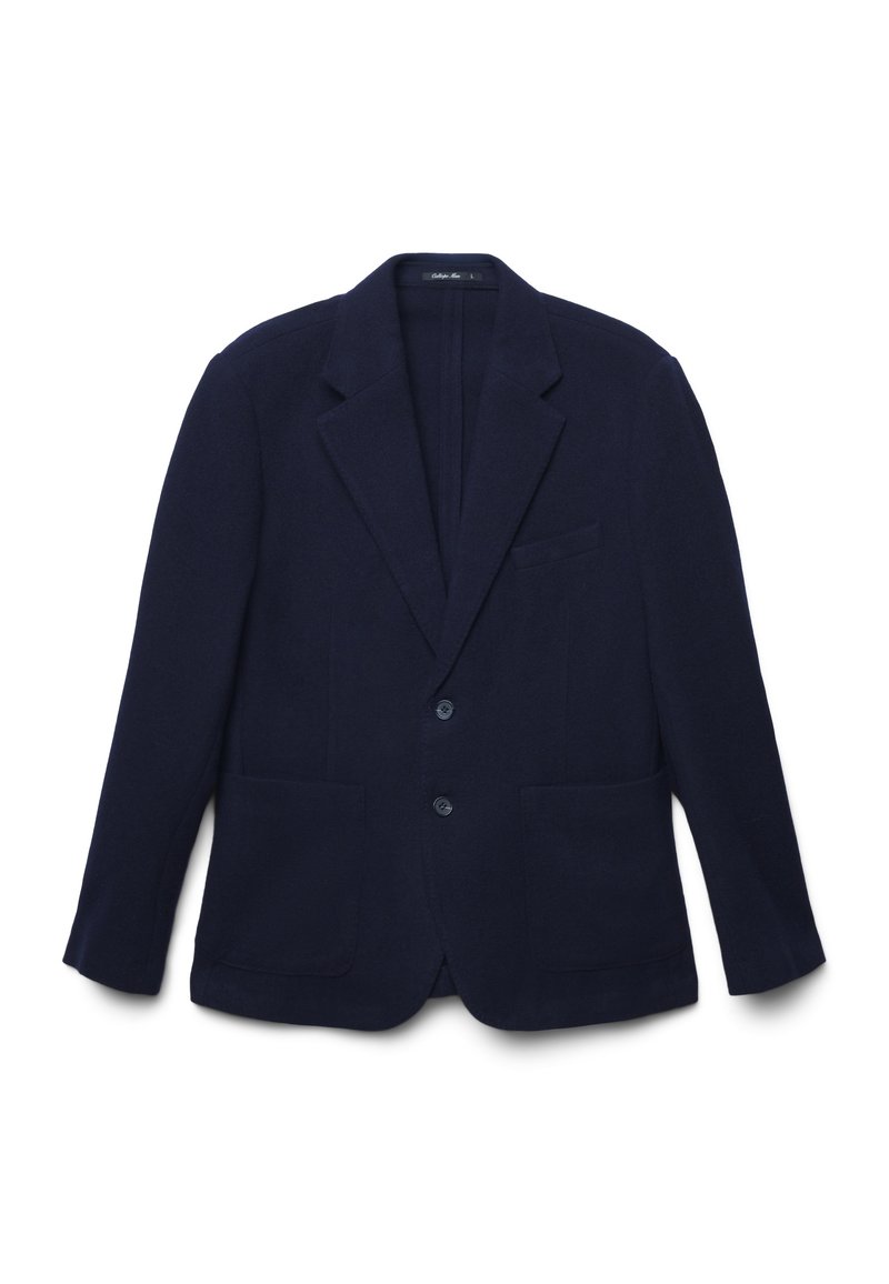 Marineblaues Herrenblazer mit zwei Fronttaschen, zwei Knöpfen, Reverskragen und einer Brusttasche, flach auf einem weißen Hintergrund ausgelegt.