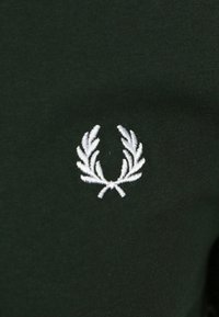 Fred Perry RINGER - Camiseta básica - green dark green