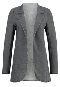 Blazer gris texturizado con solapa muesca, apertura frontal y mangas largas. Presenta detalles de borde desflecado y una tela ligera.