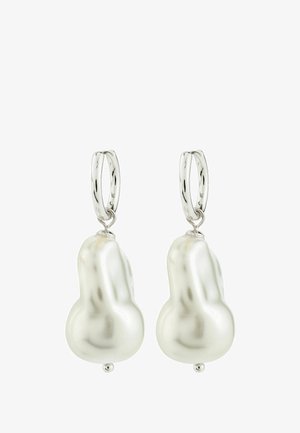 Boucles d'oreilles pendantes en perle avec une forme brillante et irrégulière, dotées d'une monture en argent. Texture lisse avec un éclat blanc lumineux.