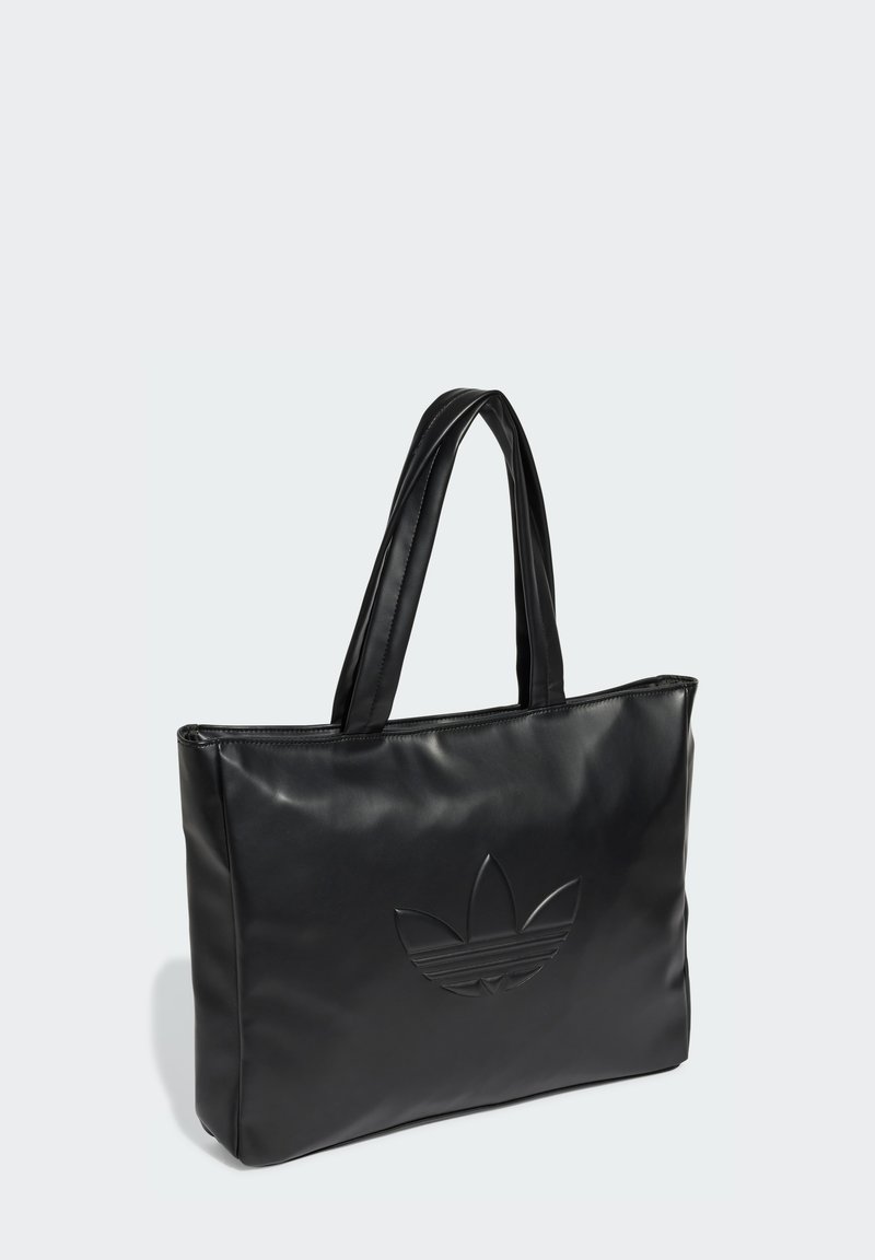 Schwarze Tragetasche aus glänzendem synthetischen Material mit geprägtem Logodetail, gestaltet mit zwei robusten Griffen und rechteckiger Form.