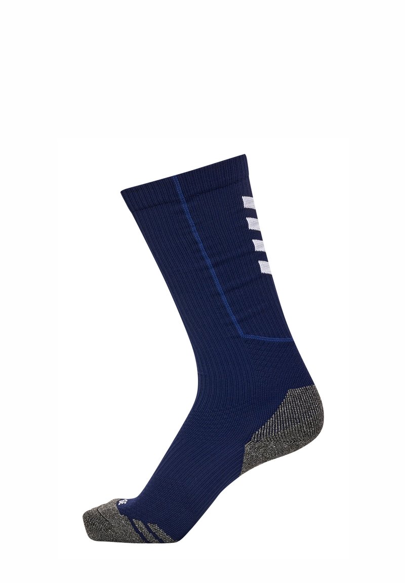 Calcetines navy con textura acanalada, con un talón y puntera gris, y un logo blanco en el costado. Altura media, forma ergonómica para mayor comodidad.