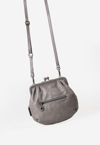 Borsa a tracolla in pelle grigia con design plissettato, tasca frontale con zip e chiusura a clasp. Tracolla regolabile e texture liscia.