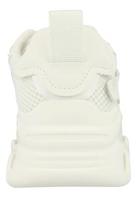 Sneaker bianca con tomaia in mesh e dettagli sintetici, linguetta sul tallone e suola testurizzata e imbottita.