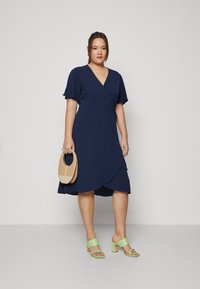 Vero Moda Curve VMCSAKI WRAP DRESS  - Päevakleit - navy blazer