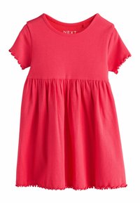 Ružičasta rebrasta haljina s kratkim rukavima, okruglim izrezom i nabranim strukom. Ima volanaste rubove i ivice rukava, izrađena od mekog materijala.