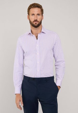 Weißes Hemd mit hellvioletten, vertikalen Streifen, Button-Down-Kragen, langen Ärmeln und glatter Textur, kombiniert mit dunkelblauen Hosen.