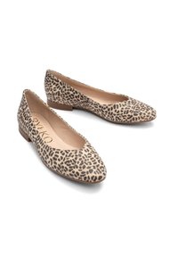 Ballerine in stampa leopardata con punte appuntite e tacco basso. Realizzate in materiale tessile testurizzato con tonalità beige e marroni. Fodera interna liscia.