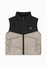 Wattierte Weste mit einem schwarzen oberen Abschnitt und einem beigen unteren Abschnitt, hohem Kragen, durchgehendem Reißverschluss vorne und Seitentaschen.