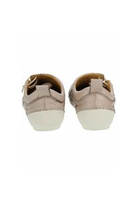 Lichtbeige leren schoenen met een gestructureerd design, zachte witte rubberen zolen en decoratieve uitsparingen aan de zijkanten. Bruine binnenvoering.