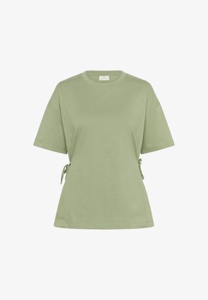 Heled roheline lühikeste varrukatega T-särk ümmarguse kaelaaugu ja küljetõmblustega. Valmistatud pehmest materjalist, millel on mugav istuvus ja sile tekstuur.