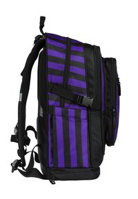 Zaino con una base nera e strisce verticali viola, realizzato in tessuto resistente. Include spallacci regolabili e diversi scomparti con cerniera.