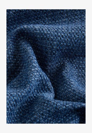 Tejido de un azul oscuro con una sutil textura tejida, que muestra diferentes tonos de azul y un acabado suave y sedoso.