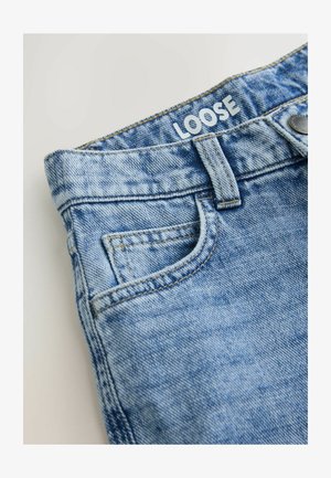 Locker sitzende blaue Jeans aus Denim verfügen über eine einzelne Vordertasche, gesteppte Nähte und einen sichtbaren Metallknopf an der Taille.