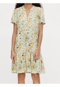 Robe courte à manches courtes florale en jaune clair avec des motifs verts et bleus, dotée d'un col en V et d'une fermeture à boutons à l’avant, avec une jupe à volants.