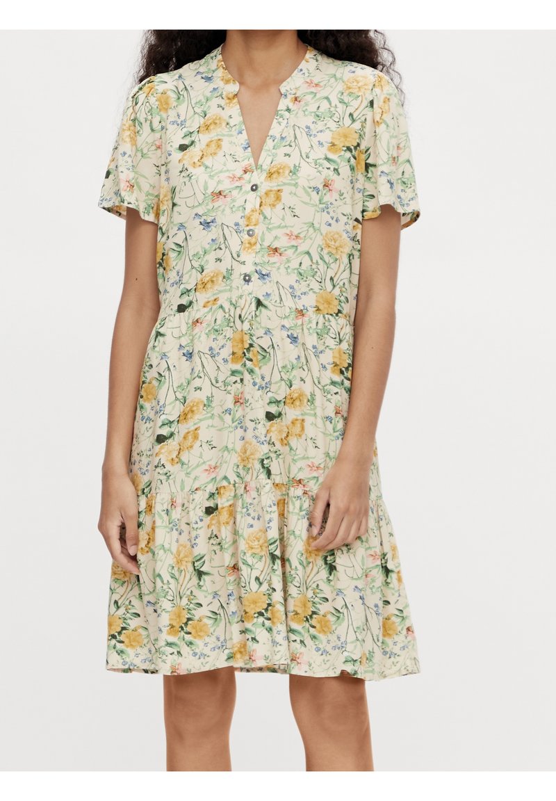 Robe courte à manches courtes florale en jaune clair avec des motifs verts et bleus, dotée d'un col en V et d'une fermeture à boutons à l’avant, avec une jupe à volants.