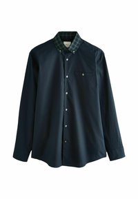 Marineblauwe langemouwen shirt met een geblokt kraag, knoopsluiting aan de voorkant, één borstzak en een zachte textuur. Metalen knopen voegen detail toe.