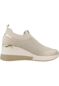 Zapatilla deportiva beige con parte superior de punto, detalles de ante y tacón cuña. Presenta una tira de sujeción y detalle metálico en el talón.