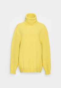 Pull à col roulé jaune en tricot avec manches longues et texture côtelée, présenté sur un fond blanc uni.