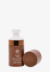 Botella de vidrio marrón con dispensador de bomba blanca, etiquetada como "Yummy Skin Liquid Blurring Balm," que contiene 50 mL de producto, acabado mate.