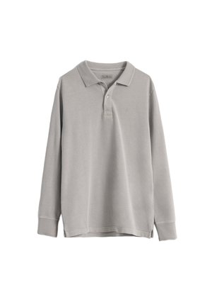 Camisa polo de manga larga en algodón gris claro, con un collar clásico, tapeta de tres botones y un sutil detalle de logo en la parte delantera.