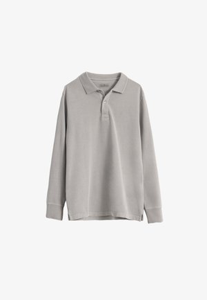 Camisa polo de manga larga en algodón gris claro, con un collar clásico, tapeta de tres botones y un sutil detalle de logo en la parte delantera.