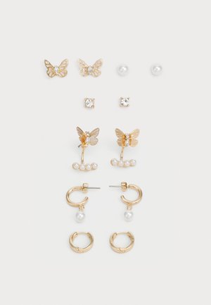 Conjunto de pendientes en tono dorado con diseños de mariposas, perlas y acentos de gemas transparentes. Incluye estilos de aretes de presión, aros y de caída.