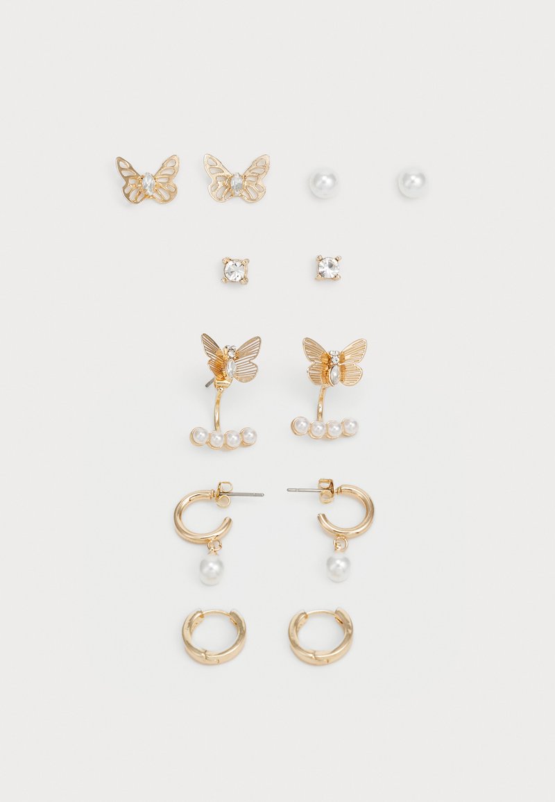 Ensemble de boucles d'oreilles dorées avec des motifs de papillon, des perles et des accents de gemmes transparentes. Comprend des clous, des créoles et des styles pendants.