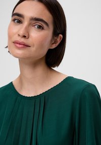 s.Oliver BLACK LABEL MIT FALTEN-DETAIL - Blouse - tannengrün