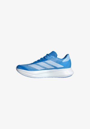Blaue Sportschuhe mit atmungsaktivem Mesh-Obermaterial, drei weißen Streifen, gepolstertem Kragen und strukturierter weißer Zwischensohle. Leichtes Design.