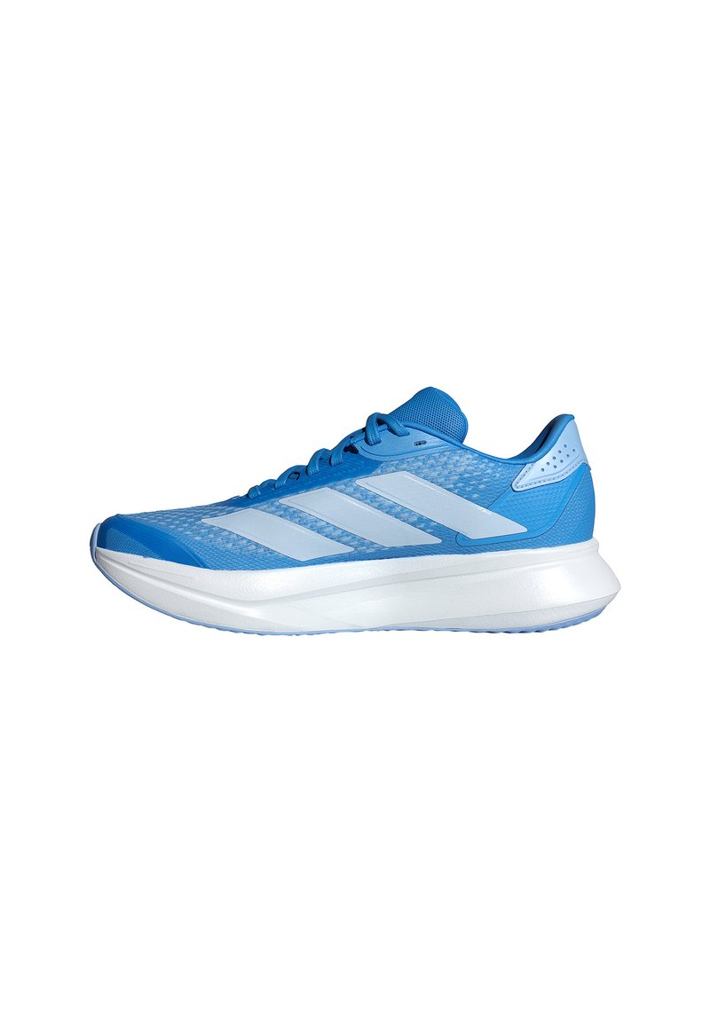 Blaue Sportschuhe mit atmungsaktivem Mesh-Obermaterial, drei weißen Streifen, gepolstertem Kragen und strukturierter weißer Zwischensohle. Leichtes Design.