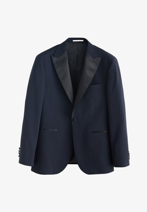 Veste de smoking bleu marine avec revers en satin à pointe, fermeture par un bouton, deux poches avant avec bordure noire, et poignets à trois boutons. Design ajusté.