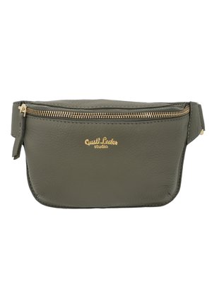 Olīvu zaļš ādas jostas somiņa ar zelta rāvējslēdzēju un "Gusti Leder studio" zīmolu izspiests zelta krāsā priekšpusē.