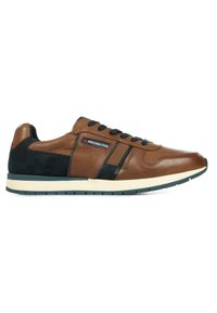 Zapatillas de cuero y ante marrón con acentos negros y textura perforada. Presentan una entresuela blanca y una suela exterior de goma azul oscura.