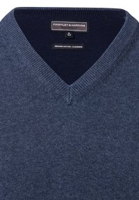 Granatowy sweter z dekoltem w serek wykonany z bawełny organicznej i kaszmiru. Posiada prążkowany kołnierz oraz fakturę z gładkim wykończeniem. Widoczna metka marki.