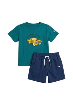 Camiseta de manga corta color teal con camión amarillo y texto "Keep on Track" combinada con pantalones cortos azul marino con cordón blanco, ambos con el logo de Champion.