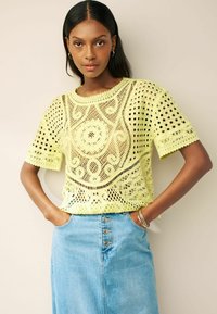 Next SHORT SLEEVE CREW NECK REGULAR FIT - Triko s potiskem - yellow
